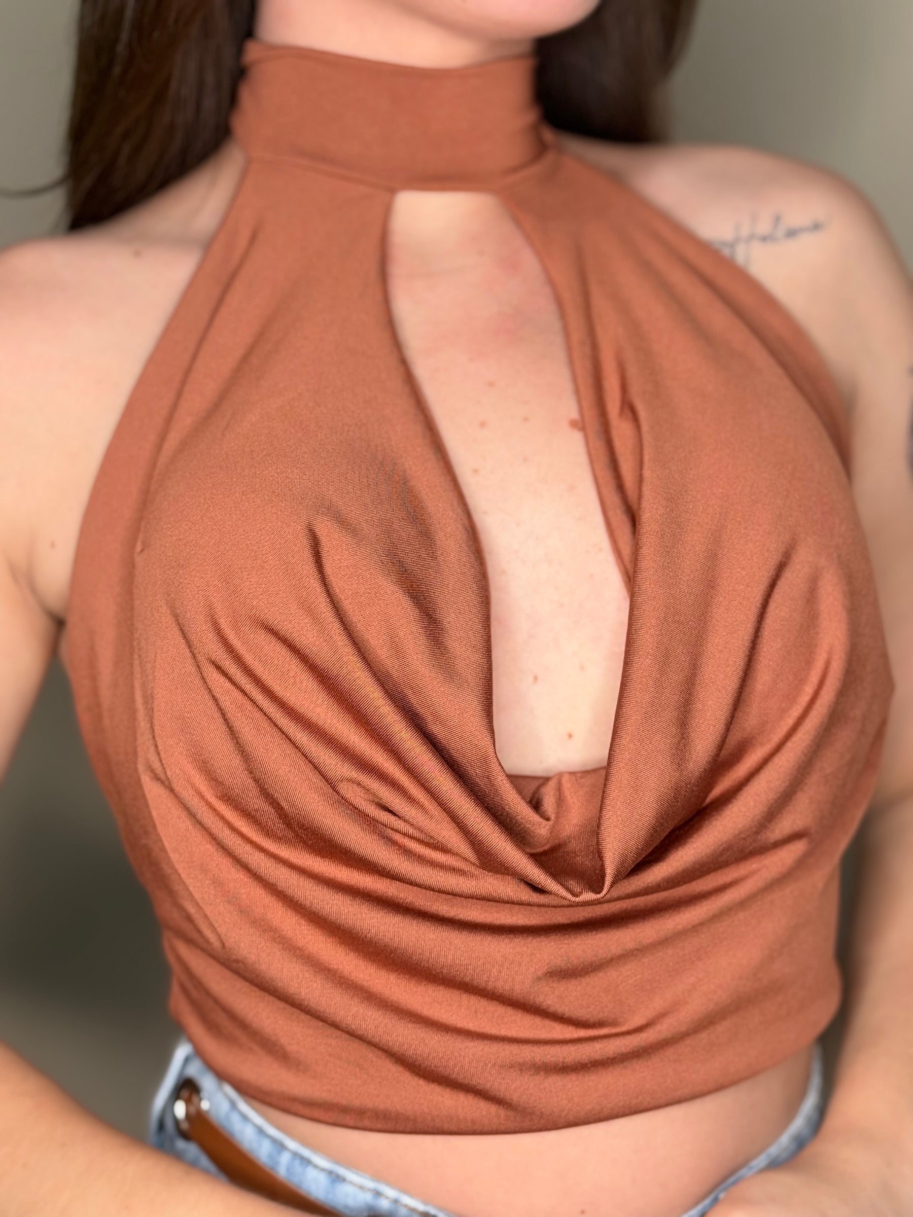Cropped Gola Alta Decote Caído