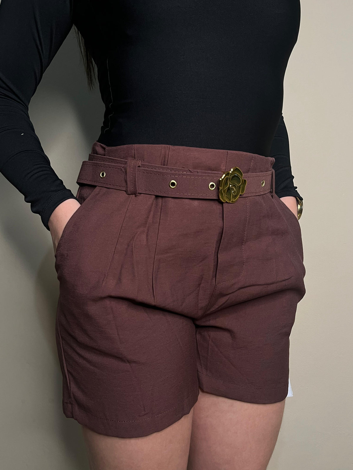 Short Feminino Tecido Marant com Cinto Flor
