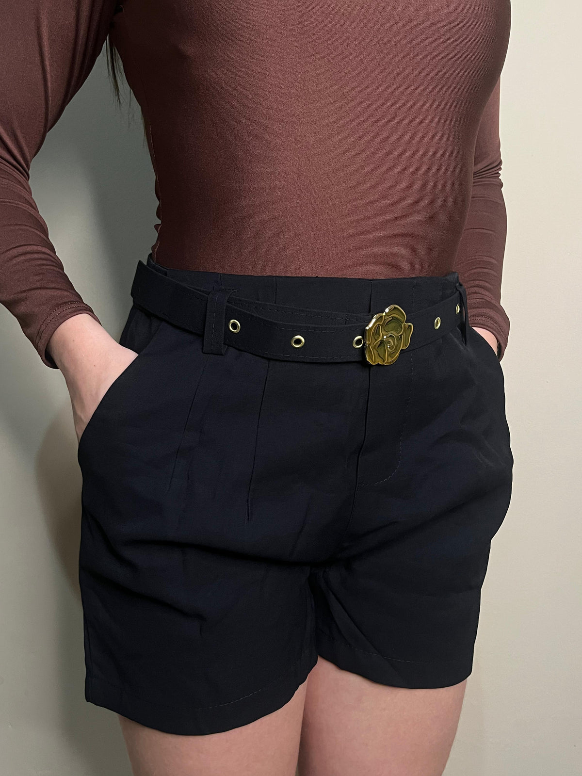 Short Feminino Tecido Marant com Cinto Flor