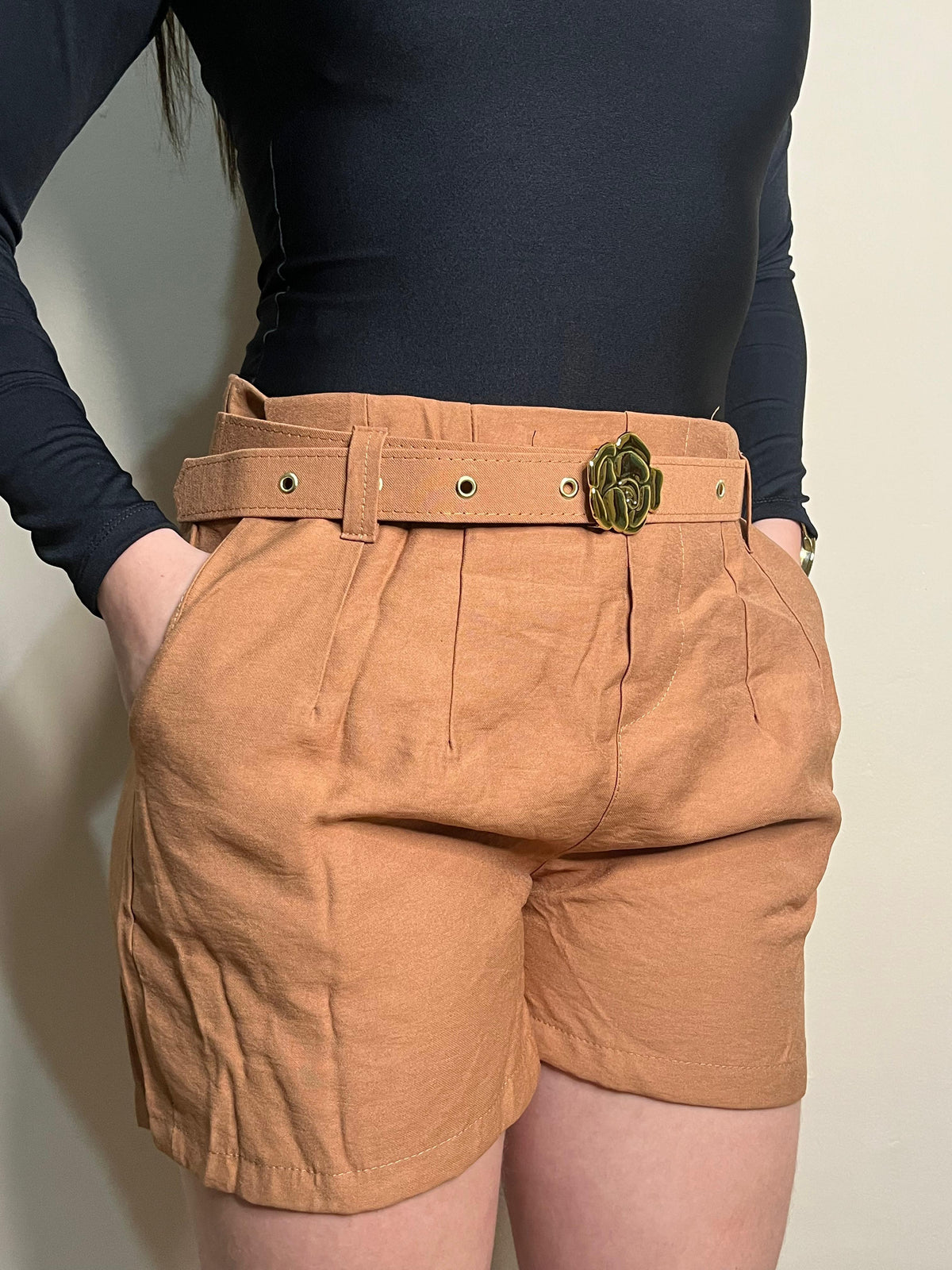 Short Feminino Tecido Marant com Cinto Flor